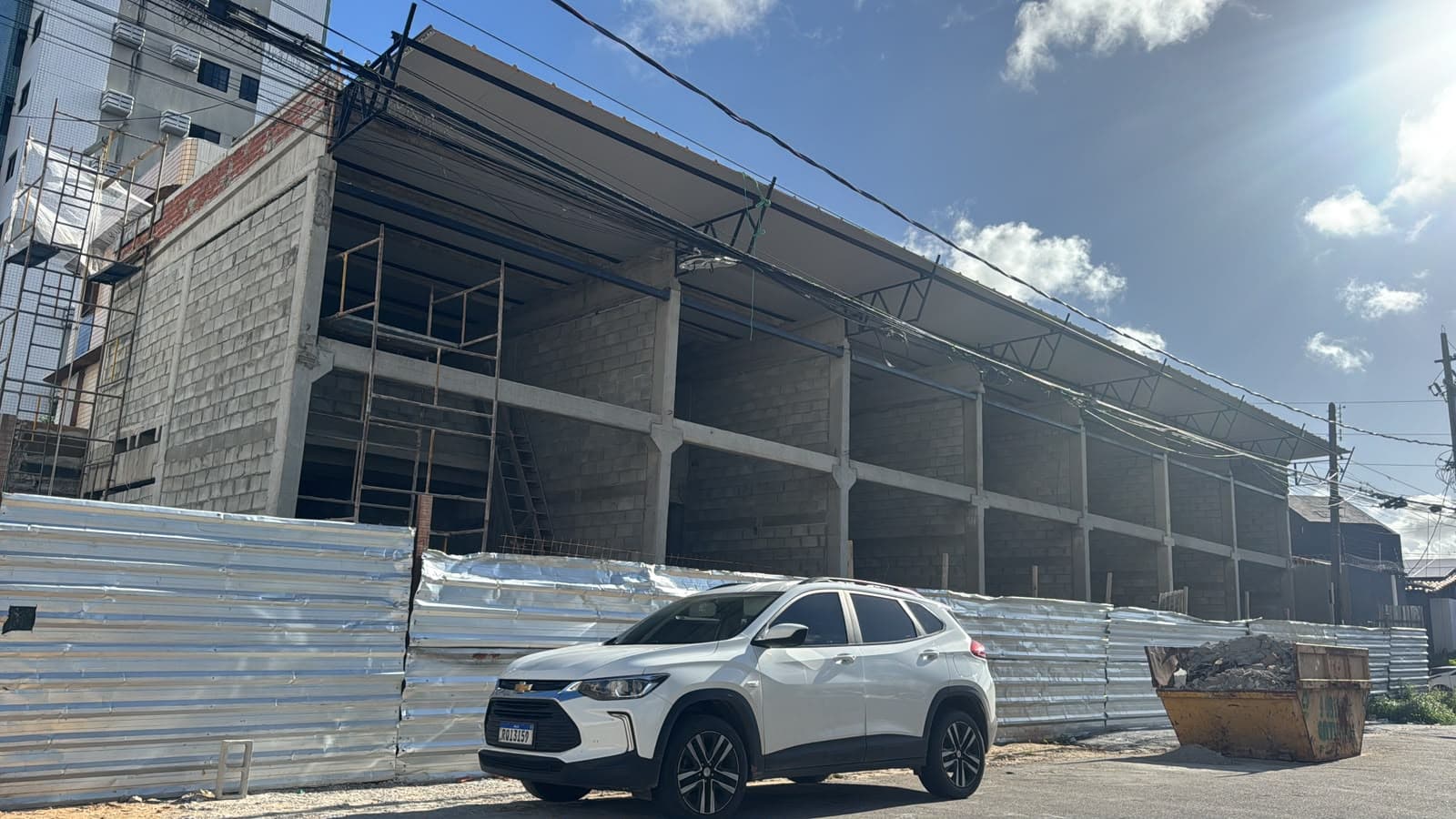 Edificação pré-moldada com cobertura e fechamento lateral em execução