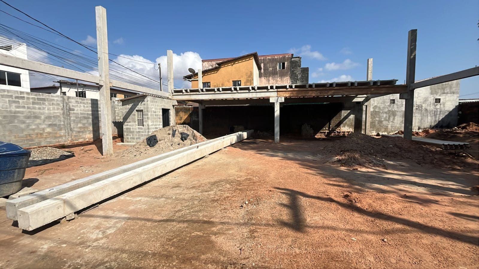 Pilares e vigas pré-moldadas instalados em canteiro de obra