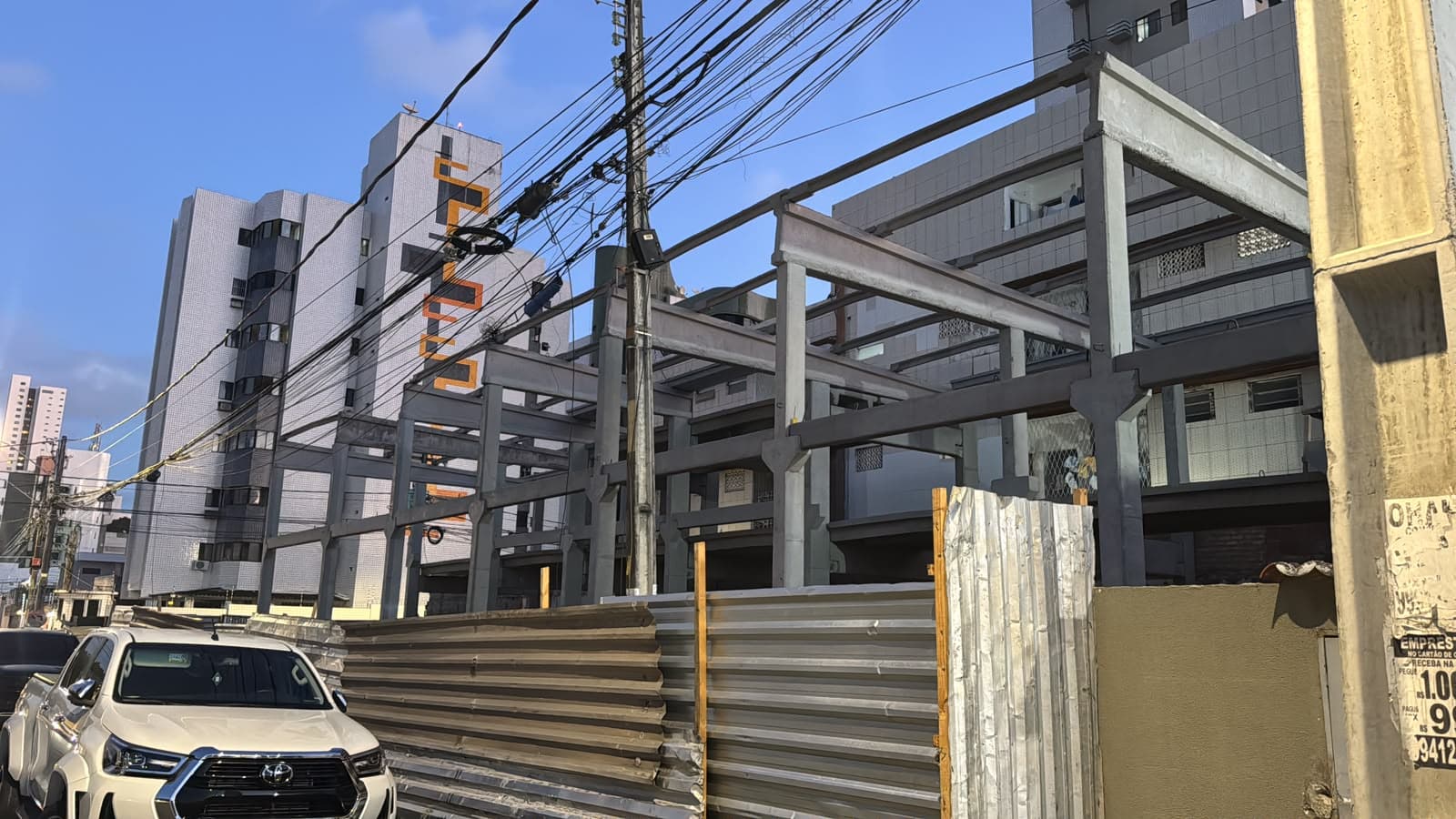 Estrutura de concreto pré-moldado com pilares e vigas entre edificações